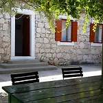 Shangri-la * Milna (Hvar)